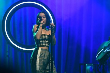 Noah Cyrus ilk turnesinde 23 Eylül 2018 'de Orlando Florida Beacham' da Marty Jean-Louis 'de sahne aldı.