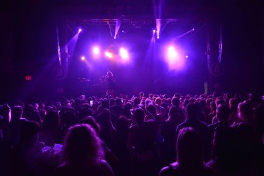 Noah Cyrus ilk turnesinde 23 Eylül 2018 'de Orlando Florida' daki Beacham 'da sahne alacak.