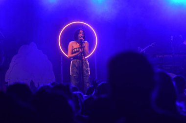 Noah Cyrus ilk turnesinde 23 Eylül 2018 'de Orlando Florida' daki Beacham 'da sahne alacak.