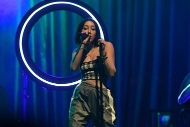 Noah Cyrus ilk turnesinde 23 Eylül 2018 'de Orlando Florida Beacham' da Marty Jean-Louis 'de sahne aldı.