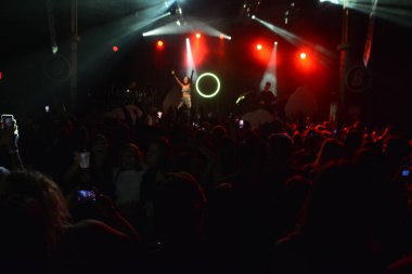 Noah Cyrus ilk turnesinde 23 Eylül 2018 'de Orlando Florida' daki Beacham 'da sahne alacak.