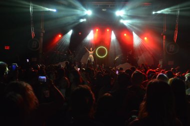 Noah Cyrus ilk turnesinde 23 Eylül 2018 'de Orlando Florida' daki Beacham 'da sahne alacak.