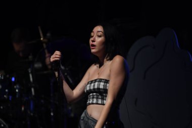 Noah Cyrus ilk turnesinde 23 Eylül 2018 'de Orlando Florida Beacham' da Marty Jean-Louis 'de sahne aldı.