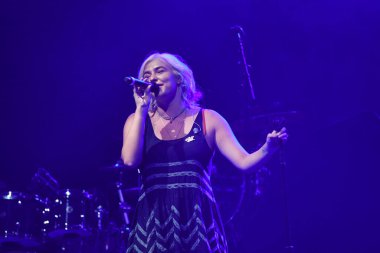 Noah Cyrus ilk turnesinde 23 Eylül 2018 'de Orlando Florida' daki Beacham 'da sahne alacak.