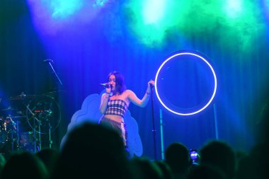 Noah Cyrus ilk turnesinde 23 Eylül 2018 'de Orlando Florida Beacham' da Marty Jean-Louis 'de sahne aldı.