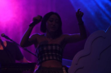 Noah Cyrus ilk turnesinde 23 Eylül 2018 'de Orlando Florida' daki Beacham 'da sahne alacak.