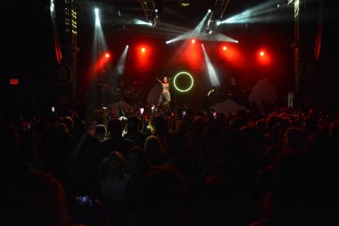 Noah Cyrus ilk turnesinde 23 Eylül 2018 'de Orlando Florida' daki Beacham 'da sahne alacak.