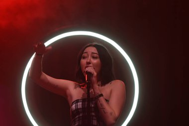 Noah Cyrus ilk turnesinde 23 Eylül 2018 'de Orlando Florida' daki Beacham 'da sahne alacak.