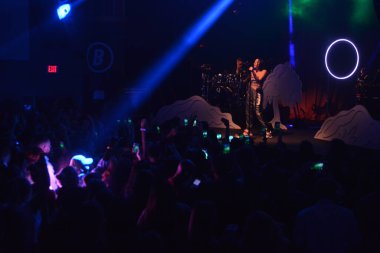 Noah Cyrus ilk turnesinde 23 Eylül 2018 'de Orlando Florida Beacham' da Marty Jean-Louis 'de sahne aldı.