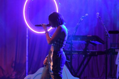 Noah Cyrus ilk turnesinde 23 Eylül 2018 'de Orlando Florida' daki Beacham 'da sahne alacak.