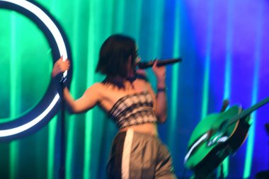 Noah Cyrus ilk turnesinde 23 Eylül 2018 'de Orlando Florida Beacham' da Marty Jean-Louis 'de sahne aldı.