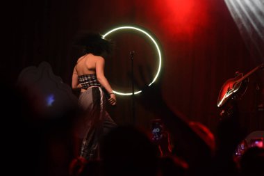 Noah Cyrus ilk turnesinde 23 Eylül 2018 'de Orlando Florida' daki Beacham 'da sahne alacak.