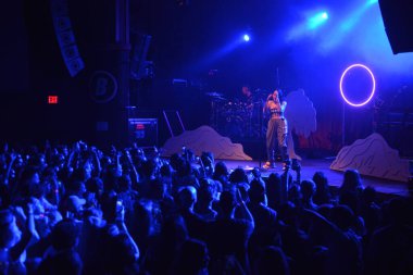 Noah Cyrus ilk turnesinde 23 Eylül 2018 'de Orlando Florida Beacham' da Marty Jean-Louis 'de sahne aldı.