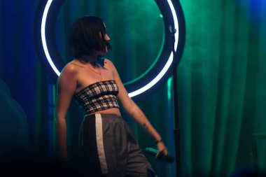 Noah Cyrus ilk turnesinde 23 Eylül 2018 'de Orlando Florida Beacham' da Marty Jean-Louis 'de sahne aldı.