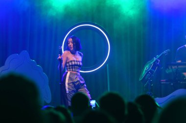 Noah Cyrus ilk turnesinde 23 Eylül 2018 'de Orlando Florida Beacham' da Marty Jean-Louis 'de sahne aldı.