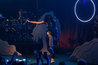 Noah Cyrus ilk turnesinde 23 Eylül 2018 'de Orlando Florida Beacham' da Marty Jean-Louis 'de sahne aldı.