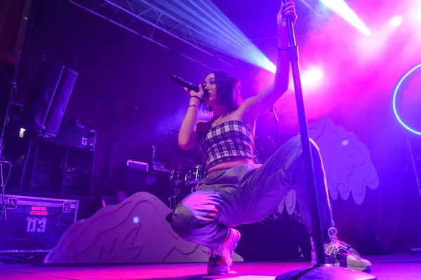 Noah Cyrus ilk turnesinde 23 Eylül 2018 'de Orlando Florida' daki Beacham 'da sahne alacak.