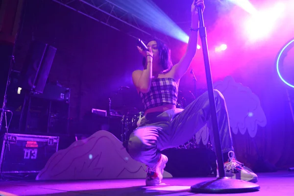 Noah Cyrus ilk turnesinde 23 Eylül 2018 'de Orlando Florida' daki Beacham 'da sahne alacak.