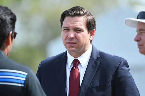 Florida Valisi Ron DeSantis, 4 Mart 2020 'de Orlando Florida' daki Bay Hill 'de düzenlenen 2020 Arnold Palmer Davetiyesi' nin açılış etkinliği sırasında oyuncularla konuşuyor.. 