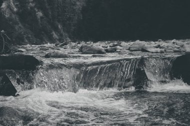 Dağlarda ferahlatıcı bir dere