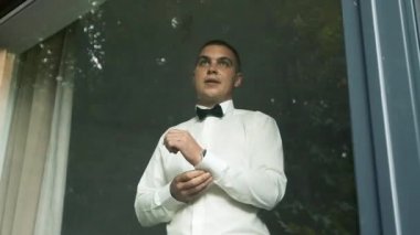 Panoramik pencerenin yanındaki yakışıklı adam önemli bir iş toplantısına gidiyor.