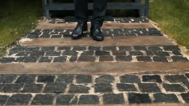 Succès heureux homme d'affaires souriant sort de sa maison élégante et boit du cognac après une réunion d'affaires à la hâte. Portrait de chaussures — Video