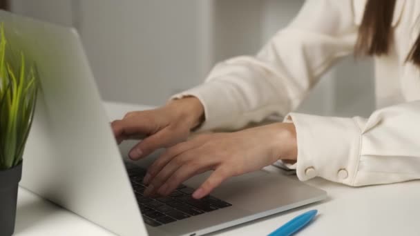 Joven hermosa mujer de negocios Caucásico morena apariencia trabajando en su computadora portátil de trabajo escribiendo texto en el teclado — Vídeo de stock