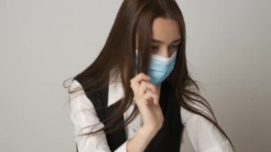 Coronavirus salgını sırasında sağIıklı iş yerini korumak ve korumak için tıbbi maske takan kadın ofis çalışanının portresi 2019-nCoV konsepti