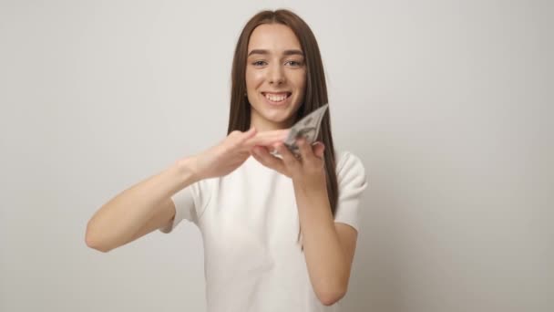 Mujer rica y hermosa de éxito de negocios con una hermosa sonrisa que dispersa billetes de 100 dólares. Salario. Trabajador feliz — Vídeos de Stock