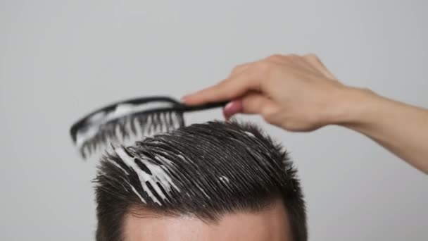 Κομψό μελαχρινή άνθρωπος σε ένα κουρείο κάνουν styling μαλλιά με λευκό αφρό — Αρχείο Βίντεο