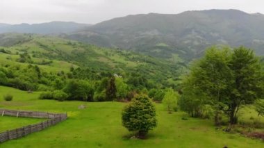 Yazın Ukrayna Karpatları üzerinde İHA uçuşu. Dağlarda büyüleyici manzaralar var. Hareketsiz doğa