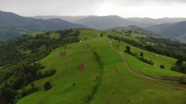 Yazın Ukrayna Karpatları üzerinde İHA uçuşu. Yükseklikten büyüleyici manzara. Hareketsiz doğa