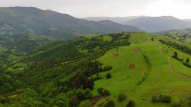 Yazın Ukrayna Karpatları üzerinde İHA uçuşu. Yükseklikten büyüleyici manzara. Hareketsiz doğa