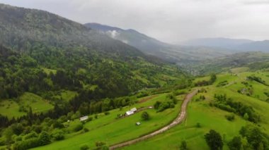 Yazın Ukrayna Karpatları üzerinde İHA uçuşu. Yükseklikten büyüleyici manzara. Hareketsiz doğa