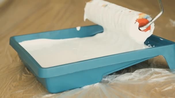 Gießen Sie weiße Farbe aus einem Eimer in das Bad. Büroumbau — Stockvideo