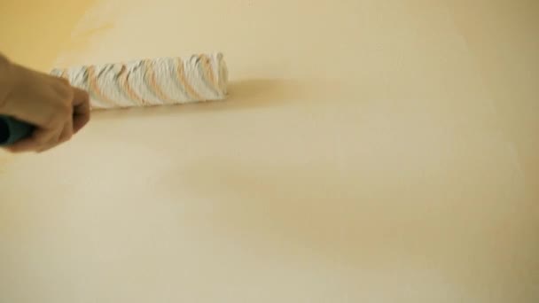 Mistrz maluje ścianę wałkiem w bieli. Remont i renowacja biura — Wideo stockowe