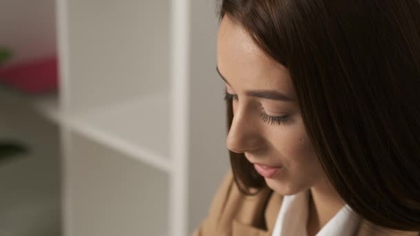 Mujer de negocios con estilo sentado en una mesa y llegar a un proyecto de negocio en diseños — Vídeos de Stock