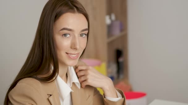 Mulher de negócios elegante sentado em uma mesa e chegando a um projeto de negócios em layouts — Vídeo de Stock