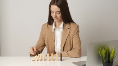 Gülümseyen iş kadını ofisinin masasında oturuyor ve iş fikirleri üretiyor.