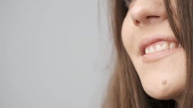 Kafkas görünümlü, uzun siyah saçlı, stüdyoda kameraya poz veren güzel bir kız. Gözlerinde güzel bir bakış