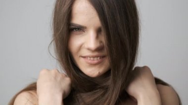 Kafkas görünümlü, uzun siyah saçlı, stüdyoda kameraya poz veren güzel bir kız. Gözlerinde güzel bir bakış