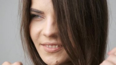 Gülümseyen güzel bir portre. 25 yaşında, güzel yeşil gözlü bir kadın.