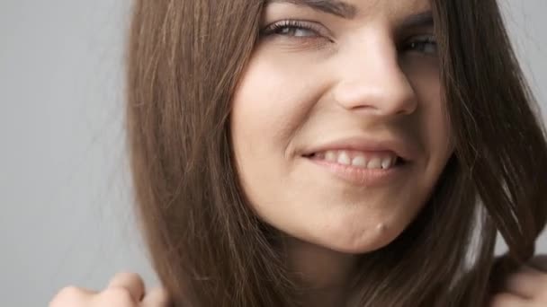 Прекрасна дівчина з Кавказу з довгим чорним волоссям, що поставляється для камери в студії. Гарний погляд у його очах. — стокове відео