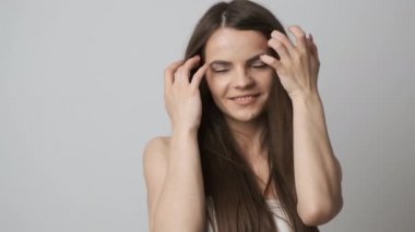 Güzel bir kadın aynanın önünde duruyor ve kendisine hayran. Saç bakımı