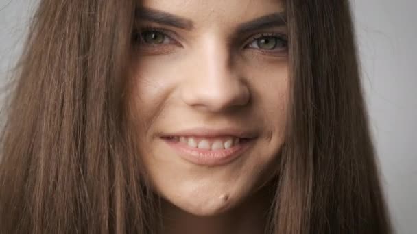 Retrato de una mujer sonriente de 25 años con hermosos ojos verdes — Vídeo de stock