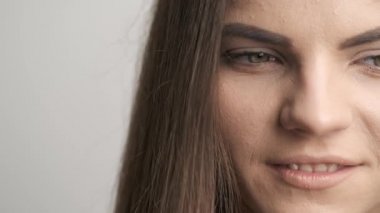 Kafkas görünümlü, uzun siyah saçlı, stüdyoda kameraya poz veren güzel bir kız. Gözlerinde güzel bir bakış