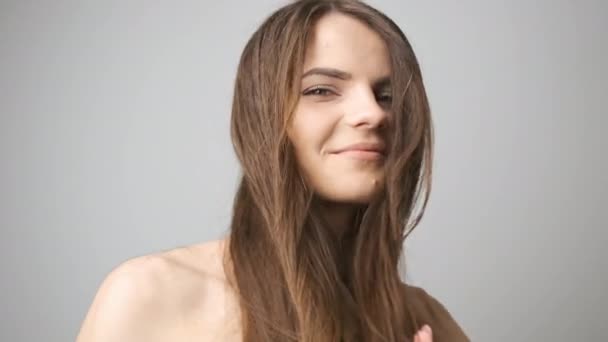Перед камерою гарна брюнетка з довгим прямим волоссям. — стокове відео