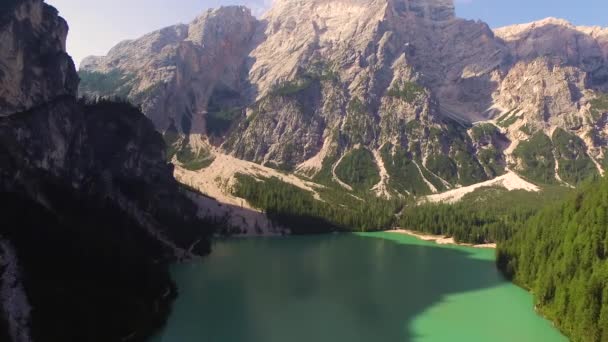 Vuelo con drones sobre el lago Bryce en Italia. Hermosos Alpes — Vídeos de Stock