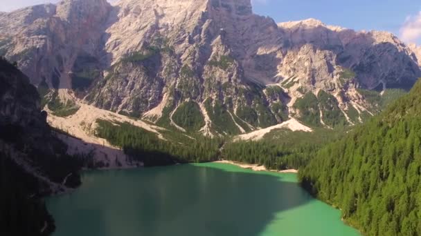 Πτήση πάνω από τη λίμνη Μπράις στην Ιταλία. Όμορφες Άλπεις — Αρχείο Βίντεο