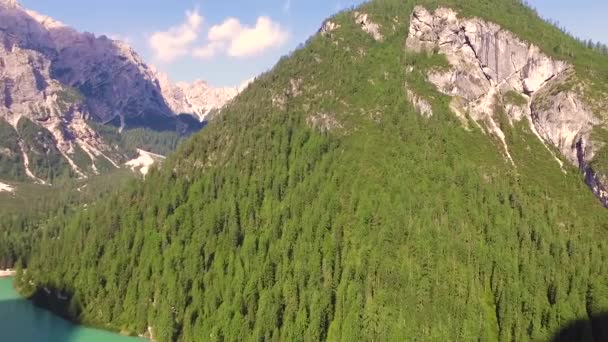 Vuelo con drones sobre el lago Bryce en Italia. Increíbles Alpes — Vídeos de Stock